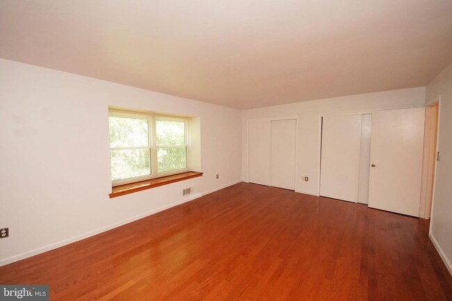 Building Photo - 10 Catbird Ct