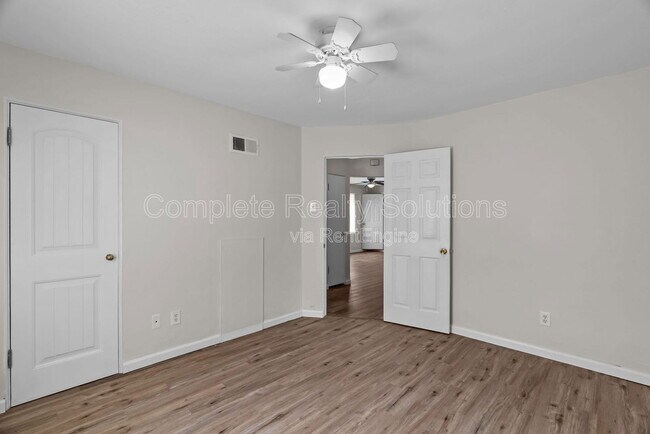 Building Photo - 9724 Dennis Dr