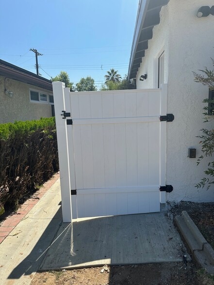 Private Enterance - 16730 Septo St