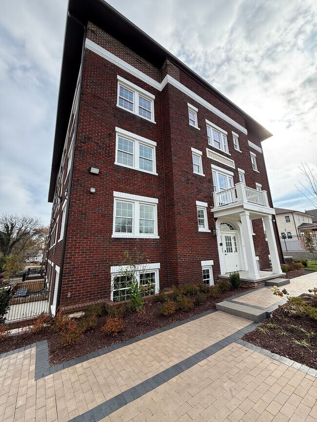 Primary Photo - 2724 E Magnolia Ave