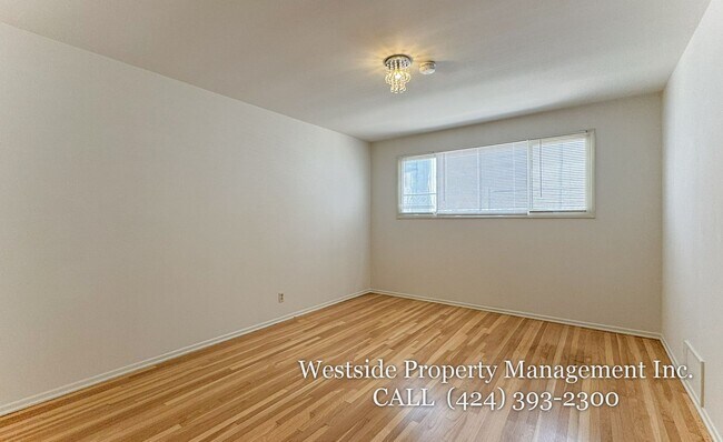 Building Photo - 244 S Doheny Dr