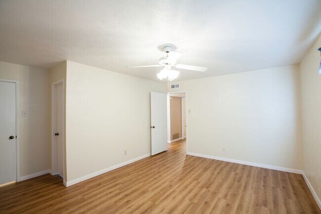 Building Photo - 921 Mossvine Dr