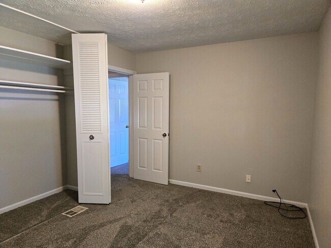 Building Photo - Spacious Split Level In Gainesway   251113