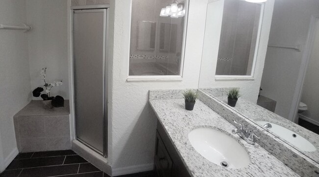 Building Photo - Beautiful Remodeled Winter Park 2/2 Condo for Rent in Front of Full Sail.