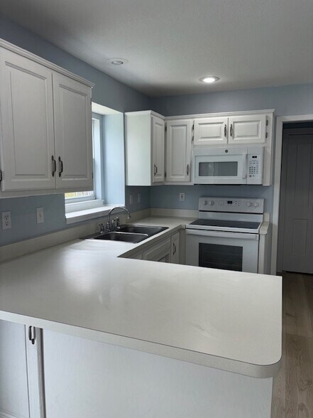Kitchen - 14908 Riggs St