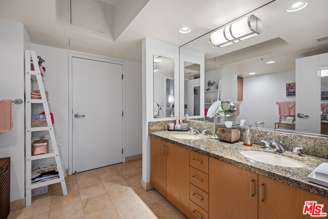 Building Photo - 13700 Marina Pointe Dr