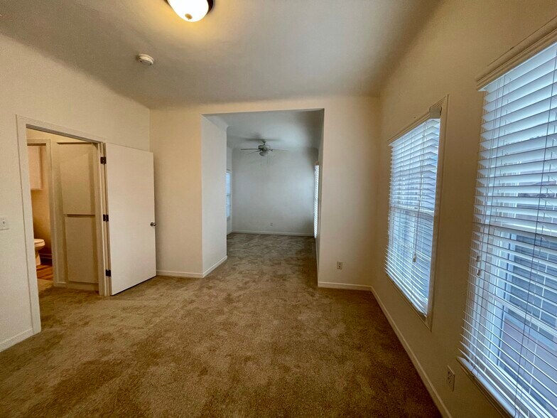 Building Photo - 10816 3/4 Lindbrook Dr