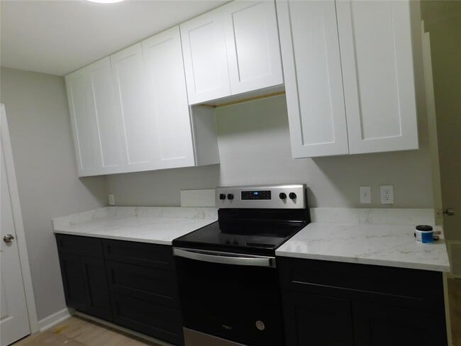 Building Photo - 10100 Woodglen Dr