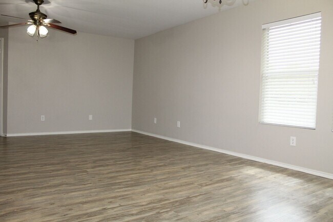 Building Photo - 1321 Red River Ln