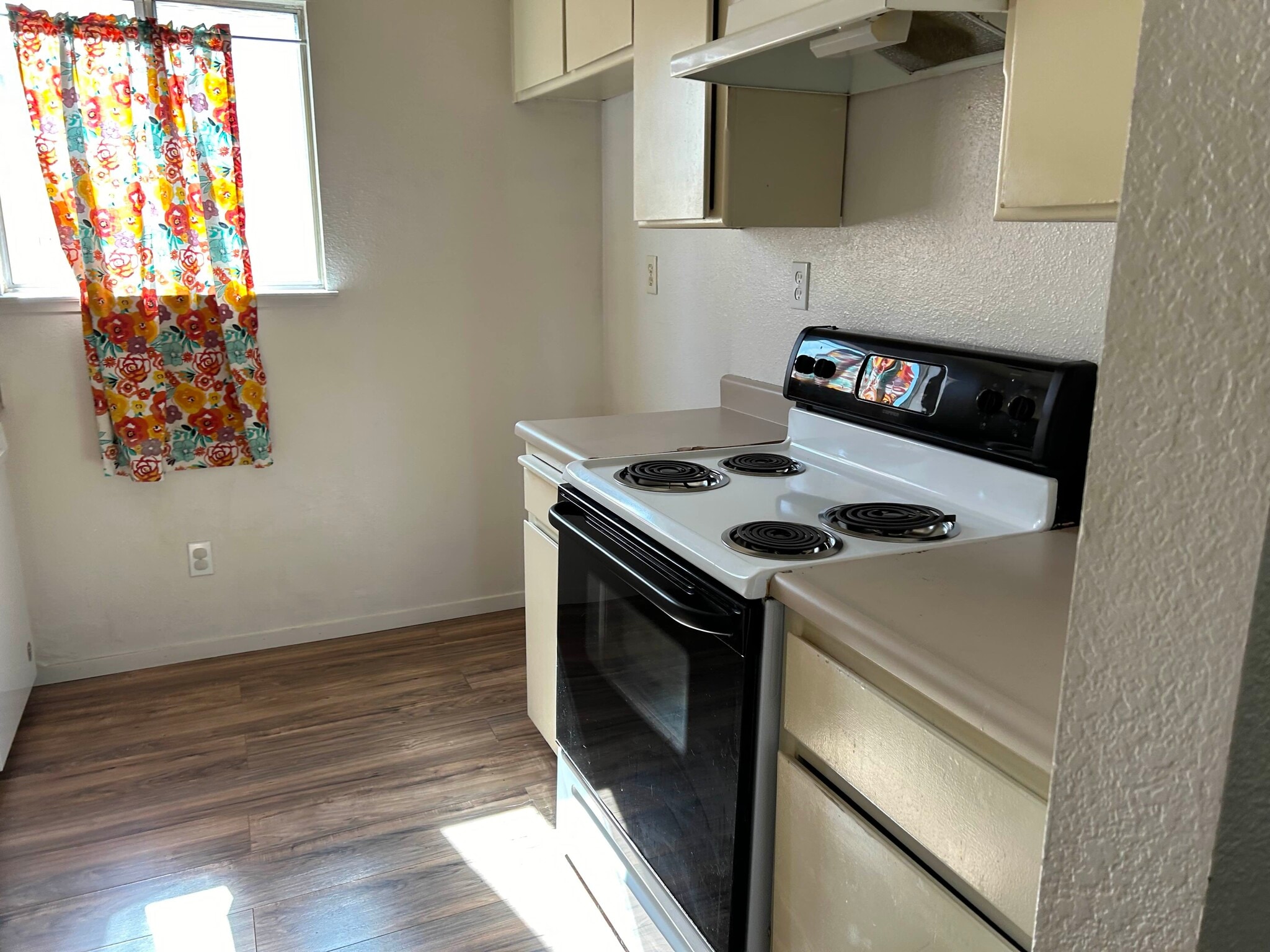 Building Photo - 1580 N Denair Ave