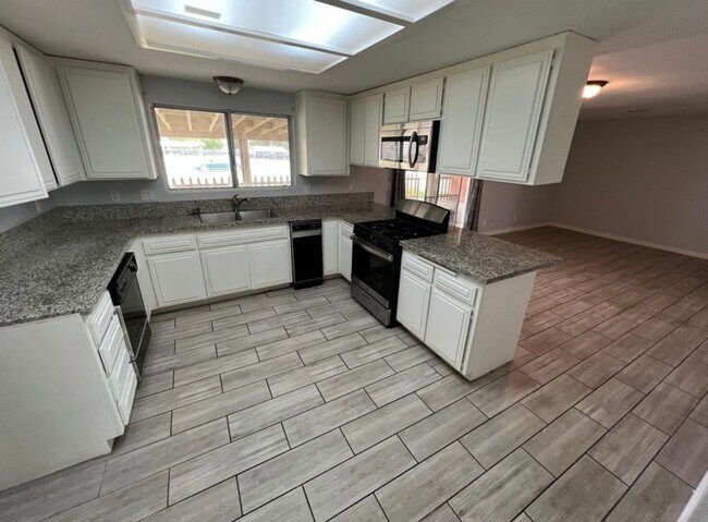 Building Photo - 27390 Alessandro Blvd