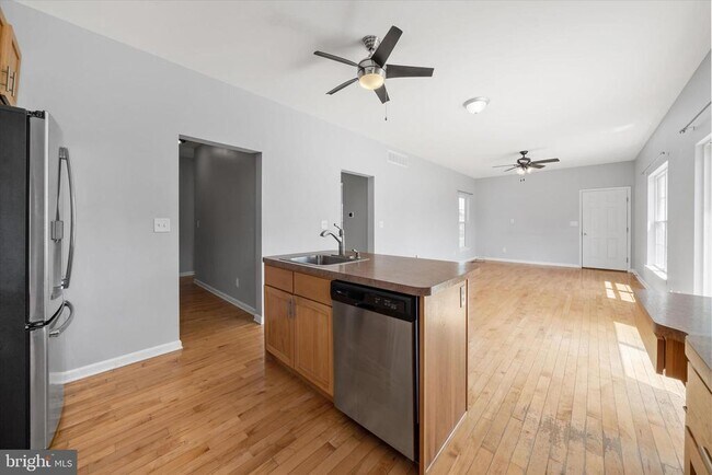 Building Photo - 228 Ariel Ave