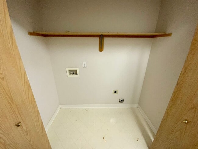 Building Photo - Large 2 Bedroom. 1.5 Bath Townhouse with G...