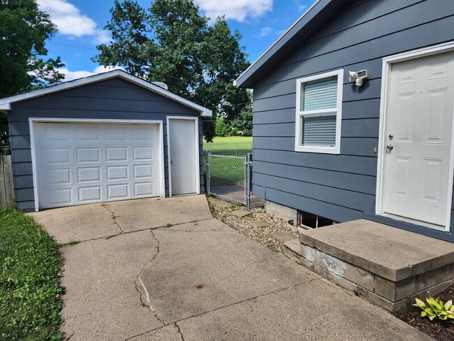 Building Photo - 1302 SW Lynn Dr