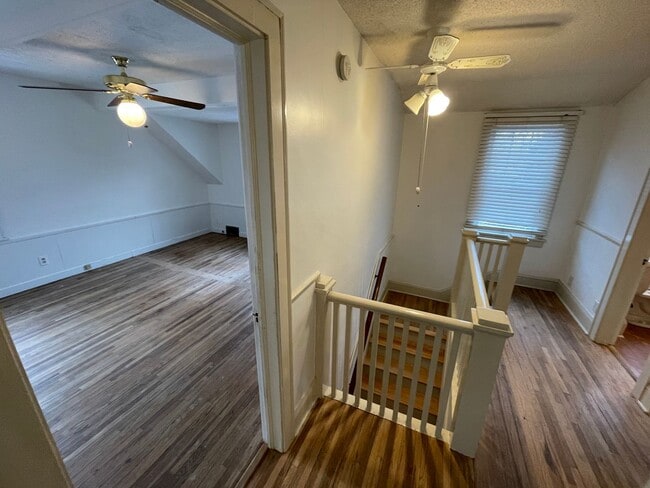 Building Photo - Timeless Spacious 3br + Den/2ba Edina Home w/Hardwood Floors, Large Yard, 2 Car Garage