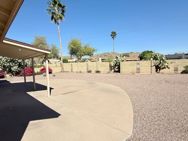 Building Photo - 4536 E Cheyenne Dr