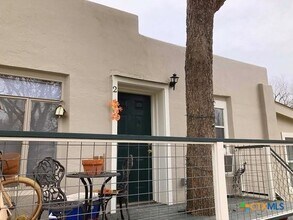 Building Photo - 527 W San Antonio St