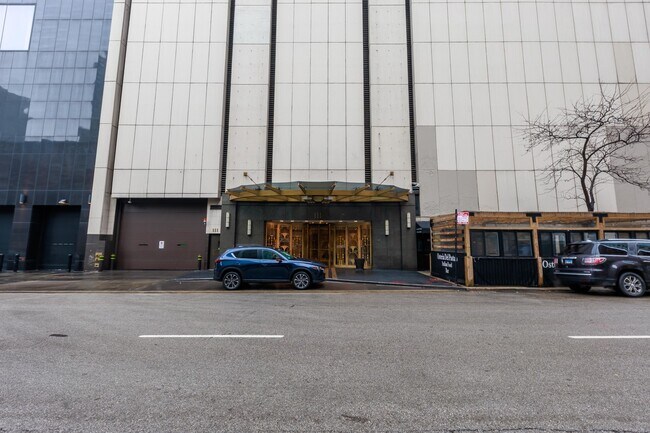 Building Photo - 111 E Chestnut St