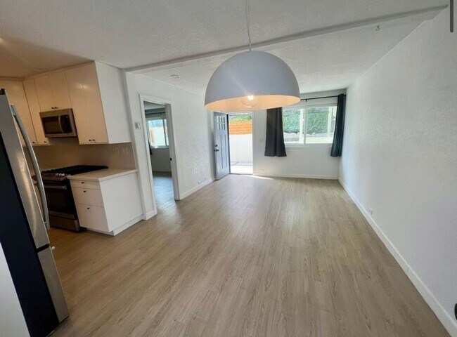 Building Photo - 231 W Canada