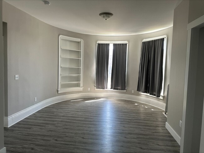 Building Photo - Efficiency Unit - Freshly Remodeled