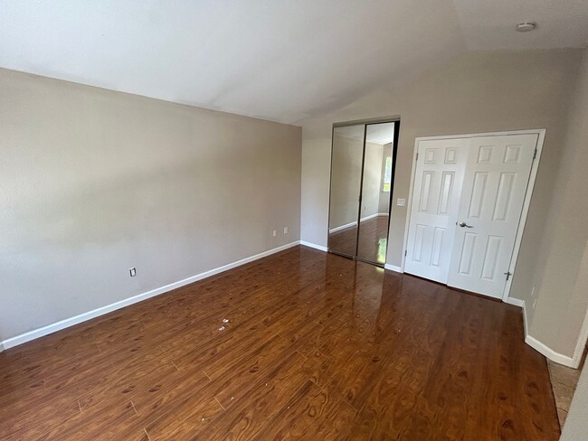 Building Photo - Spacious 4 Bedroom 2.5 Bath Home Antioch