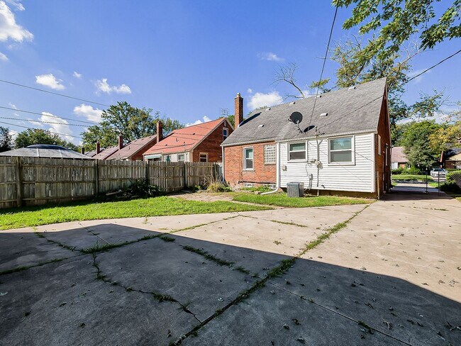 Building Photo - 127 Auburn St