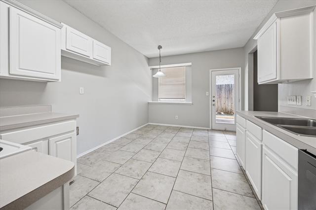 Building Photo - 3933 Parkhaven Dr