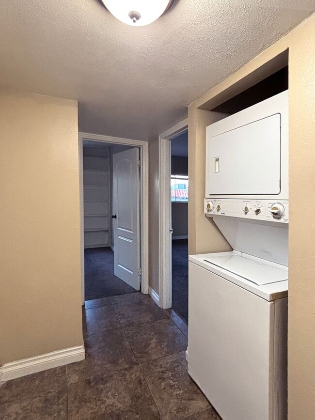 Building Photo - 2 Bedroom / 2 bath townhouse with 1 car garage