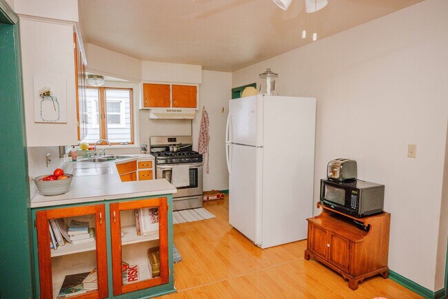 Building Photo - Beautiful four bedroom home avaulable for ...