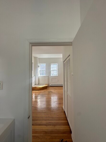 Building Photo - 8 N Clover St