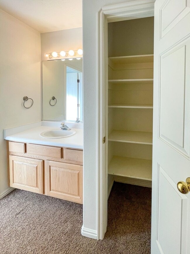 Building Photo - Charming 2 Bedroom Home in Prime Location Near Schools & Shopping