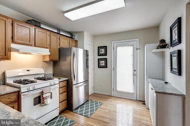 Building Photo - 5518 Sully Lake Dr