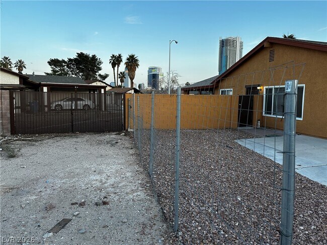 Building Photo - 3915 Cll Tereon