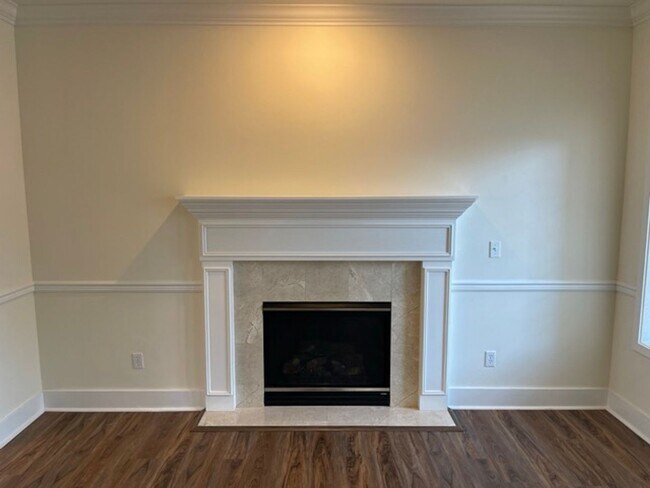 Building Photo - Extremely Spacious 5BD/3BTH Home For Lease...