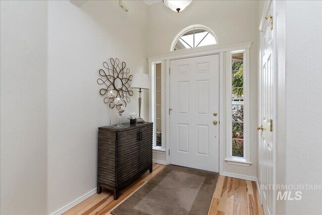 Building Photo - Stunning Home Near Warm Springs!