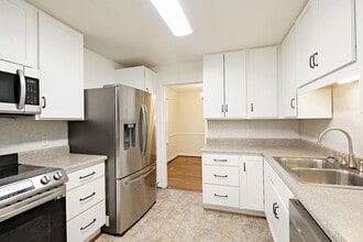 Building Photo - Move-in Ready Small Pet-Friendly Home