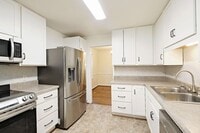 Building Photo - Move-in Ready Small Pet-Friendly Home
