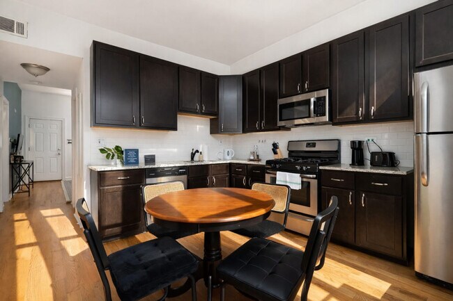 Building Photo - 906 N Damen Ave