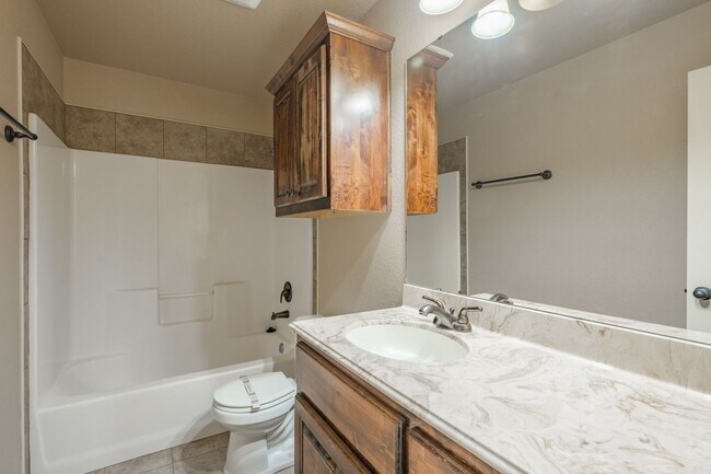 Building Photo - 3/2 in Hillside Terrace!