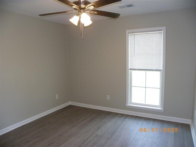 Building Photo - 929 N Willowick Dr