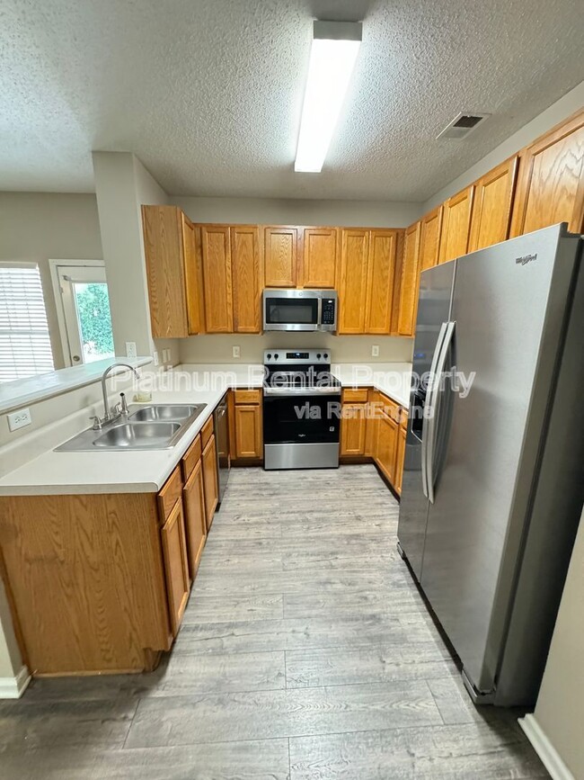 Building Photo - 4885 Robinson Square Dr