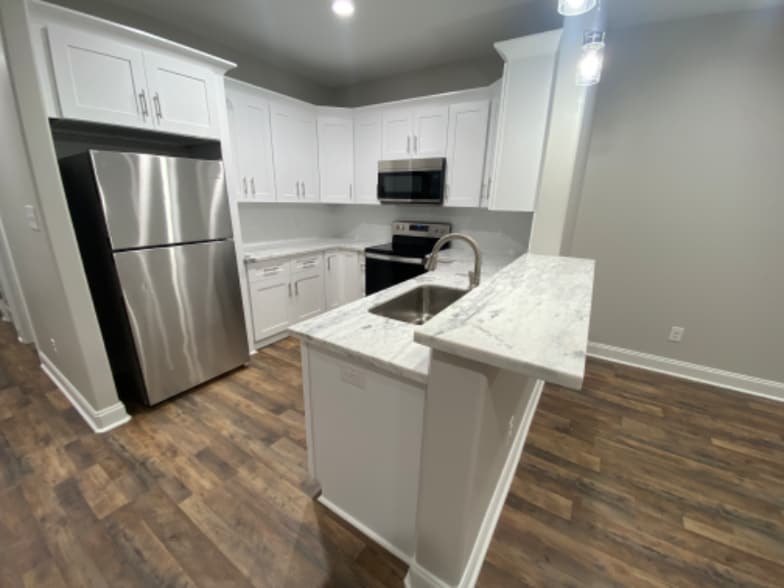 Building Photo - 102 Glade Blvd