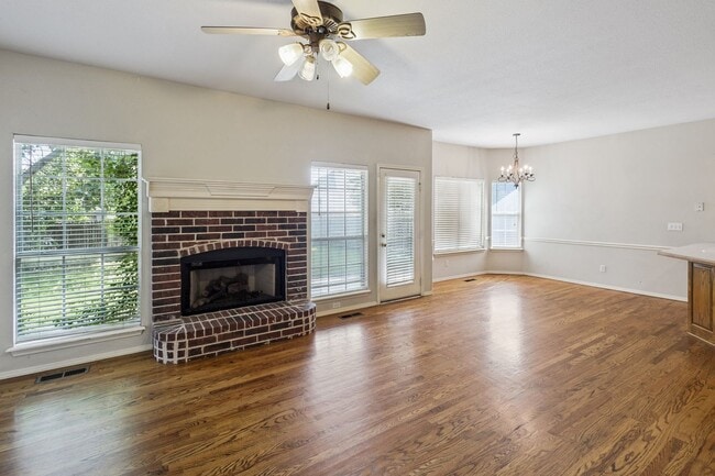 Building Photo - Spacious 4 Bedroom + Bonus Room & Office