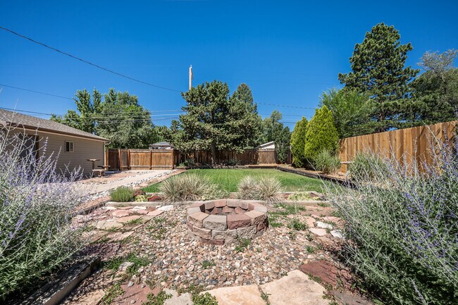 Building Photo - 2140 Robin Dr