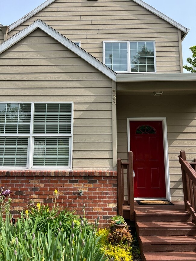 Building Photo - 2 Bed, 2 1/2 Bath townhome close to the Ri...