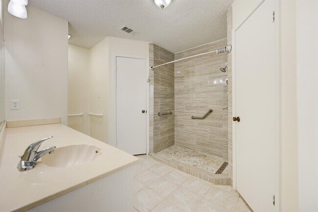 Building Photo - 1704 Foxfire Dr