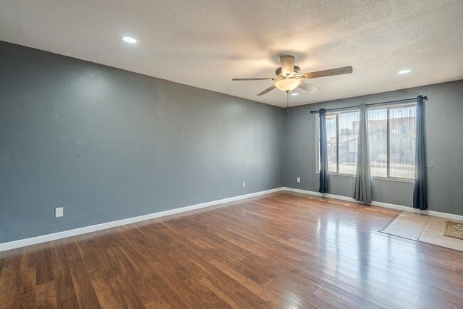 Building Photo - 3236 S Kenwood Ln