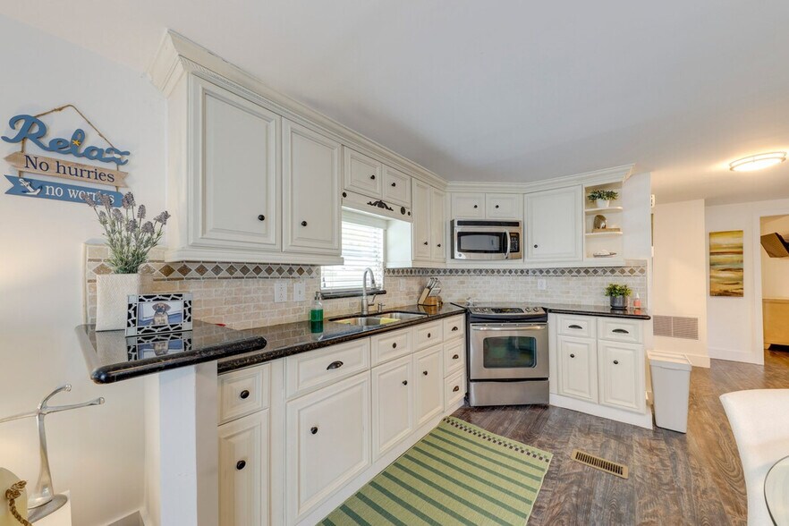 Building Photo - 394 Burton Dr