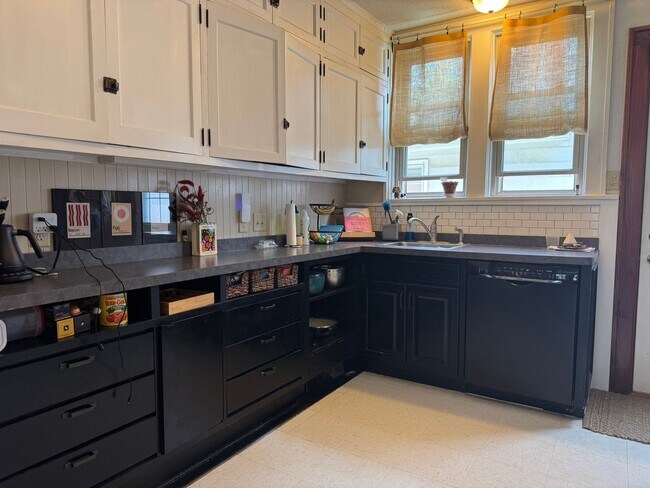 Primary Photo - 2718-2720 Sommers Avenue