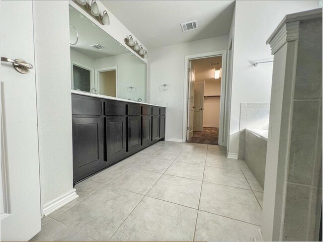 Building Photo - 9002 Palmito Dr